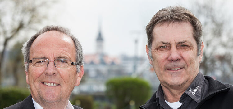 Michael Runknagel (links) und Dieter Klepp vom Motorclub Lenningen wurden mit der Goldenen Ehrennadel des ADAC Württemberg ausge