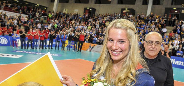 Blumen und ein Poster zum Abschied: Jelena Wlk hat dem Profi-Volleyball adieu gesagt. Foto: Tom Bloch