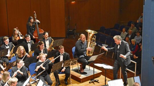 Concerto der Stadtkapelle mit einem Akrobat auf der Tuba - Kirchheim ...