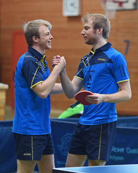 Geschafft: Simon Geßner und Matthias Gantert steigen mit dem VfL in die Tischtennis-Oberliga auf. Foto: Markus Brändli