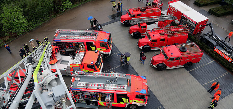 Rund 50 Feuerwehrfahrzeuge, die zwischen 1903 und 2015 gebaut wurden, konnten die Besucher in Ötlingen aus nächster Nähe betrach