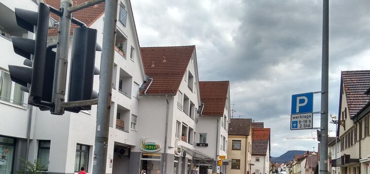 Noch ist alles beim Alten in der Kirchheimer Straße in Dettingen. Bald wird hier Dauerparkern der Garaus gemacht. lese