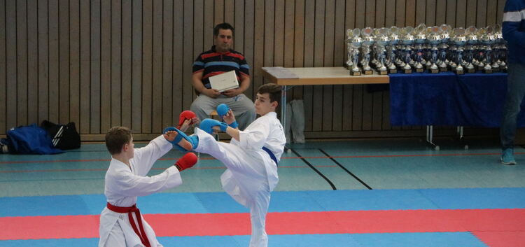 Mit dem Fuß zum Kopf: VfL-Karateka Lukas Thomas (rechts) erkämpfte sich in Maulbronn Platz drei. Foto: Wolfgang Besemer