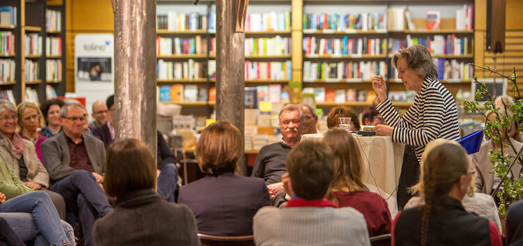 Ingrid Geiger liest aus ihrem jüngst erschienenen Roman „Der Zankapfel“ in der Kirchheimer Buchhandlung Zimmermann.Foto: Carsten
