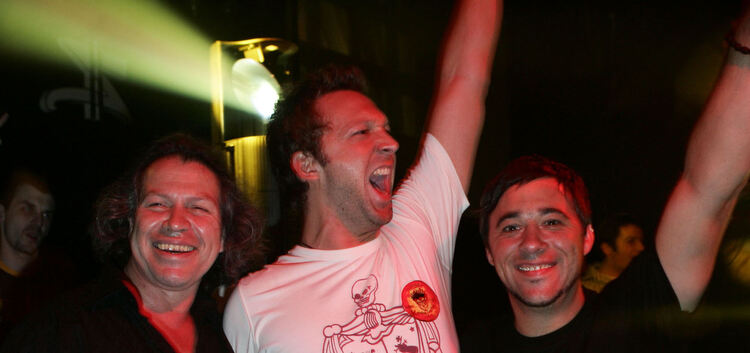 So wurde das zehnjährige DJ-Jubiläum im Jahr 2006 gefeiert: Die beiden DJs Markus Hägele (Mitte) und Matthias Kraus mit Zapata-C