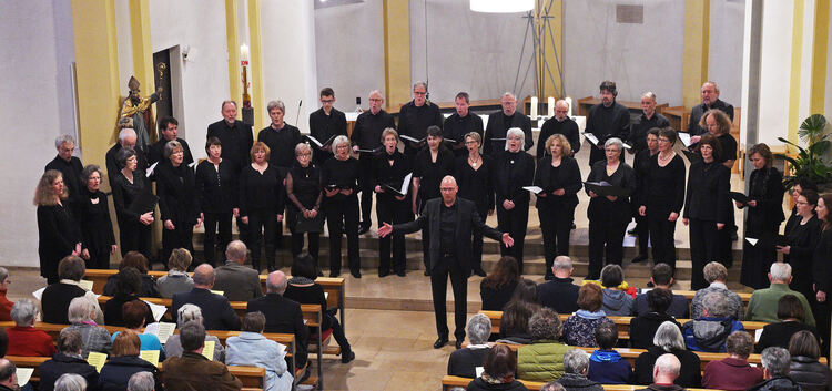 Der Kirchheimer „Sing Out Chor“ zieht das Publikum in der Sankt Ulrichs Kirche in seinen Bann.Foto: Markus Brändli