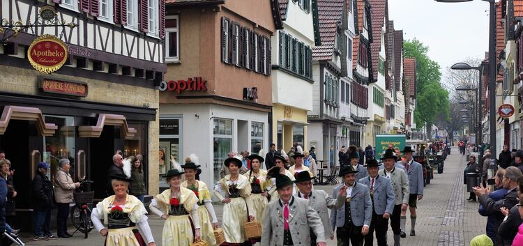 Der Festumzug der Trachtenvereins führt durch die Kirchheimer Stadtmitte.Foto:  Thomas Krytzner