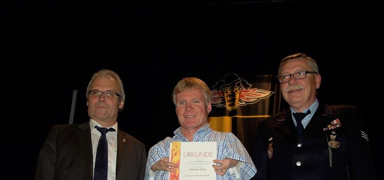 Matthias Berg (Mitte) erhielt die Feuerwehrehrenmedaille.Foto: Thomas Krytzner