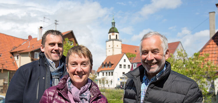 Joachim Naasz, Gerda Schrägle und Rainer Bauer beziehen Stellung zur Hallendiskussion in Weilheim. Auf der Fläche neben der Limb