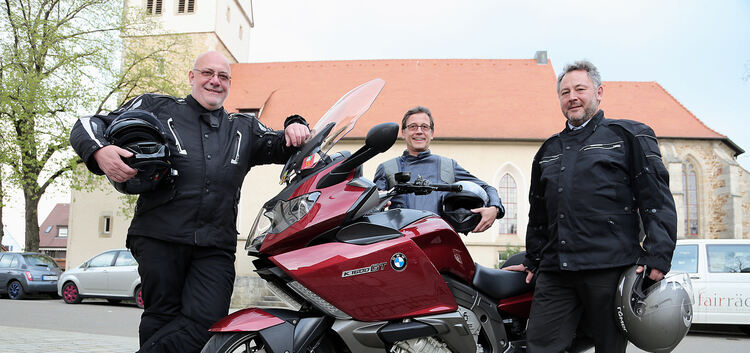 Wilfried Veeser (links), Daniel Trostel (Mitte) und Christoph Schweikle schlagen mit dem Motorrad Brücken zu ihren Kirchenmitgli