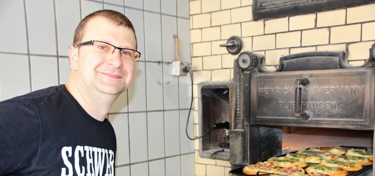 Matthias Frank ist der Herr über den Ofen: Etwa vier Minuten brauchen die Dätscher, bis sie goldbraun und knusprig gebacken sind