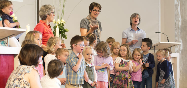 Die Kinder der Kindertagesstätte Traub'sche Stiftung singen ein Handwerkerlied zur Wiedereinweihung der Christuskirche .Fotos: P