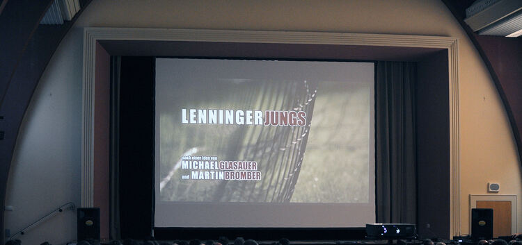 ¿Lenninger Jungs¿: Der Fußballerfilm feierte in Oberlenningens Turn- und Festhalle Premiere.Foto: Deniz Calagan