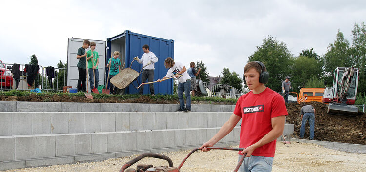 Holzmaden Skaterplatz auf dem Sportgelnde Brhl, Freiwillige und Bagger arbeiten