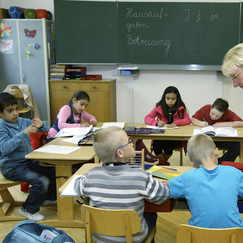 Sonja Adducchio hilft seit neun Jahren Dettinger Grundschulkindern bei ihren Hausaufgaben.Foto: Jean-Luc Jacques