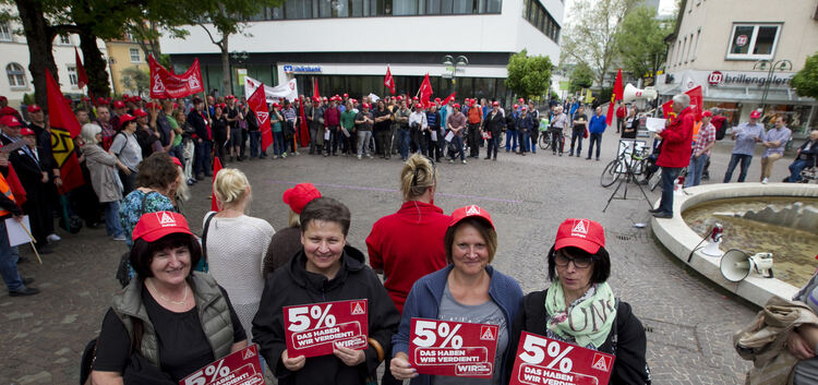 Um vor den kommenden Tarifverhandlungen am Donnerstag nochmals Druck auf die Arbeitgeber auszuüben, versammelten sich gestern ru