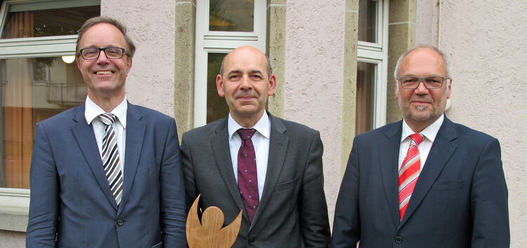 Zum Abschied gab es einen Engel für den ausscheidenden Vorsitzenden des Kreisdiakonieverbands Bernd Weißenborn (Mitte) - links s