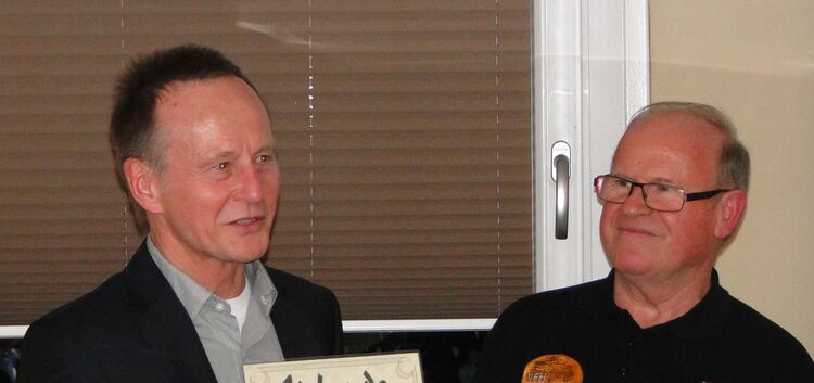 Helmut Eiting, Vorsitzender der Freunde der historischen Feuerwehrtechnik (rechts), ehrte Norbert Staub, erster Vorsitzender des