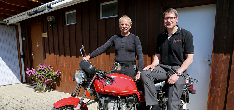 Mit Gottes Segen starteten die Motorradfahrer in die Zweiradsaison. Pfarrer Ulrich Müller (links) und OVG-Vorsitzender Herbert H