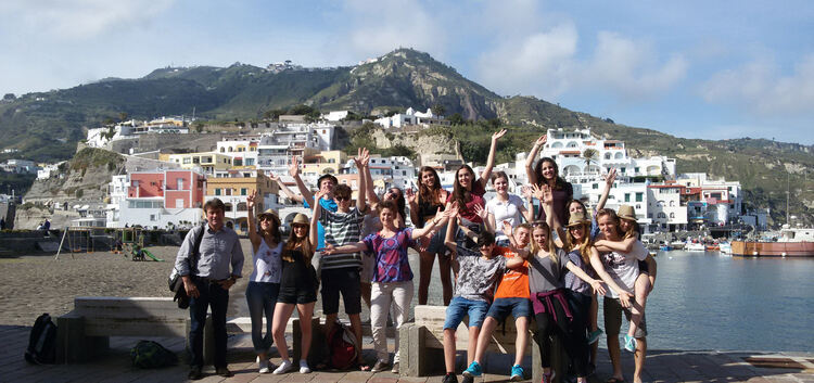 Gastschüler in Bella Ischia zu sein, sorgt offenbar für gute Laune im Hafen von Sant’Angelo.Foto: privat