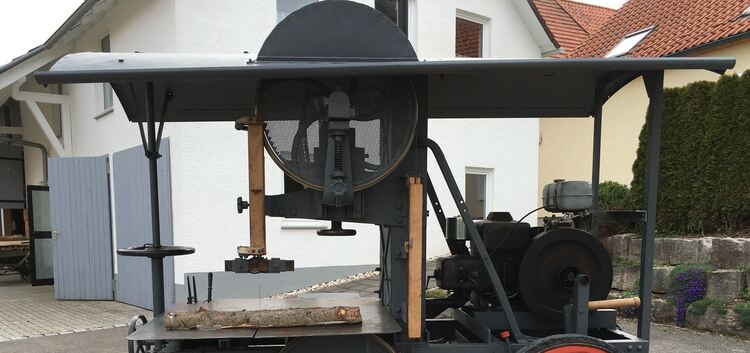 Das Prachtstück des diesjährigen Oltimertreffens in Römerstein ist eine eigens hierfür restaurierte selbstfahrende Bandsäge.Foto