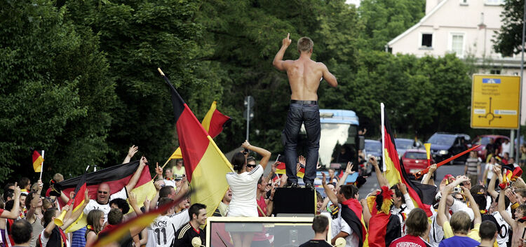 Ausgelassenes Feiern nach Fußball-Siegen wird es auch zur EM geben. Allerdings will die Polizei die Korsos auf dem Alleenring ei