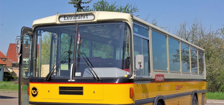 Der rote „Haifisch“ und das gelbe Postauto sind die große Leidenschaft des Weilheimer Busunternehmers Karl-Hans Fischer. Fotos: