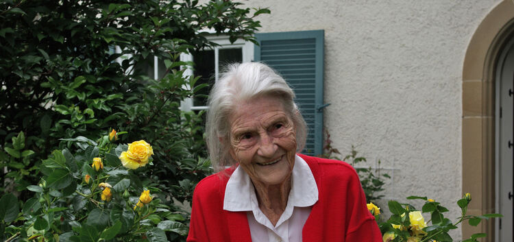 Irmi Euen liebt ihre Rosen im eigenen Garten. Foto: Thomas Krytzner