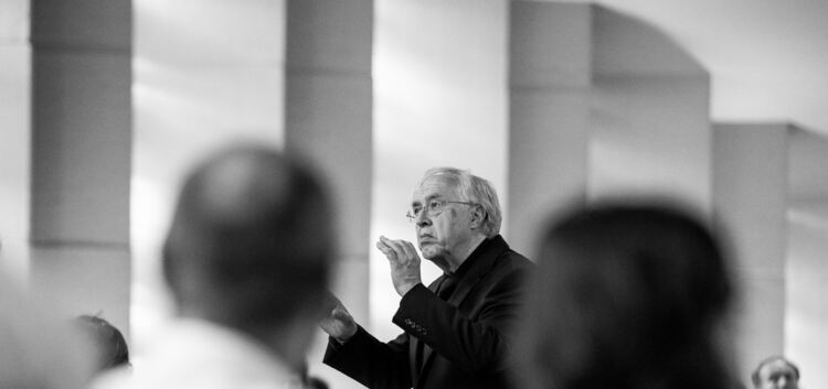 Der Dirigent des Württembergischen Kammerchors, Dieter Kurz, lenkt das Zusammenspiel zwischen Chor, Orgel und Streichern.Foto: C