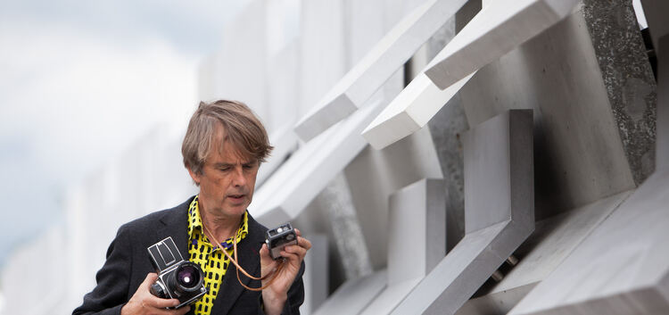 Der prominente Landschaftsarchitekt Eelco Hooftman steht vor seinem Werk im Kirchheimer Gewerbegebiet: einer riesigen Beton-Heck