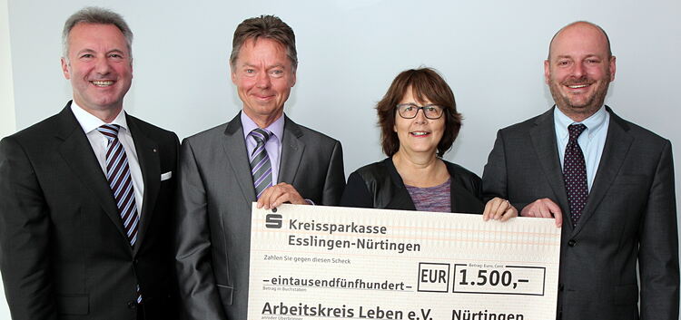 1¿500 Euro für dem AKL. Im letzten Jahr nahmen sich im Landkreis Esslingen zehnmal so viele Menschen das Leben wie im Straßenver
