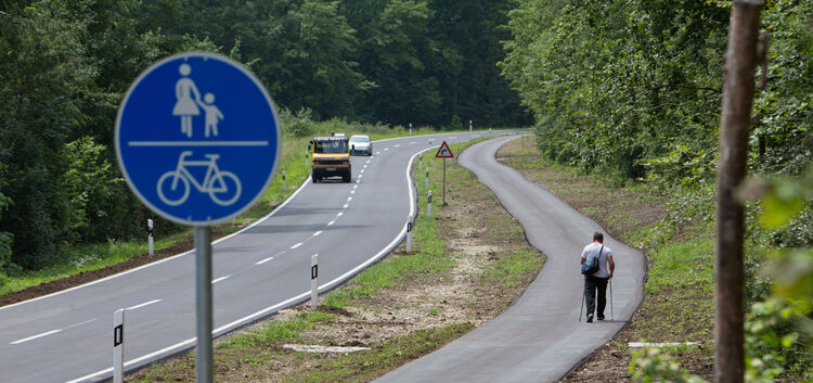 2,6 Kilometer lang ist der neue Radweg entlang der - ebenfalls erneuerten - Straße zwischen Schlierbach und Hattenhofen. Nach Pr