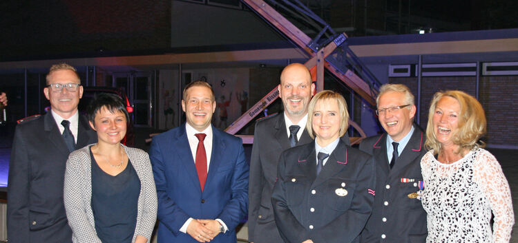 Auf dem Foto sind von links zu sehen: der stellvertretende Kommandant Weil mit Gattin, Bürgermeister Musolf, Kommandant Gölz mit