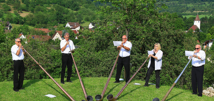Die Alphorngruppe um Gottlieb Dangel (rechts) musiziert auf privaten und öffentlichen Festen. 80 bis 100 Arbeitsstunden stecken