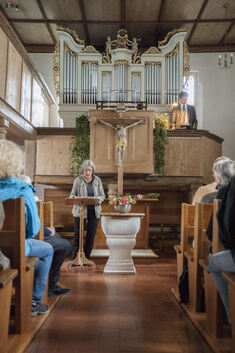 Gisa König (am Pult) stellt gemeinsam mit drei Mitstreitern in der Ochsenwanger Kirche Eduard Mörikes Brautbriefe vor.Foto: Tanj