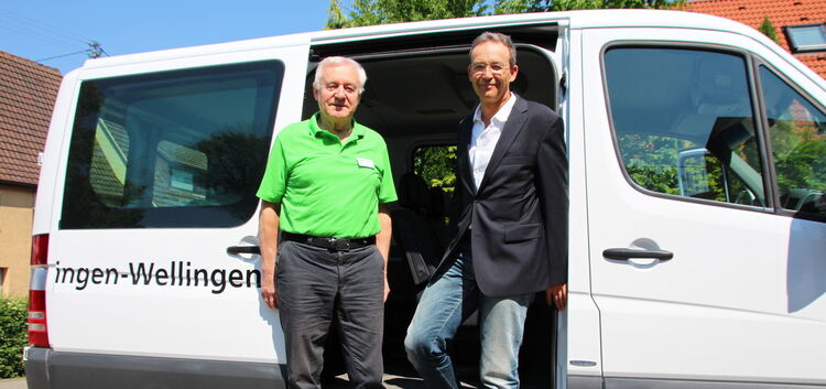Helmut Strauß (links) und Pfarrer Edgar Tuschy mit dem neuen Bürgerbus, der ab August an zwei Tagen in der Woche seine Runden du