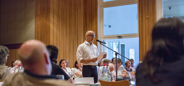 Als eine von drei Vertrauenspersonen erläutert Ulrich Kreher im Gemeinderat die Ziele des Bürgerbegehrens.Foto: Mirko Lehnen