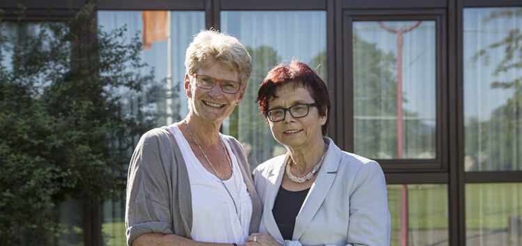 Oberbürgermeisterin Angelika Matt-Heidecker (links) gratuliert der SPD-Stadträtin Marianne Gmelin zu deren 20-jährigem ehrenamtl