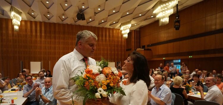 CDU-Kreisgeschäftsführerin Yvonne Bauder gratuliert Markus Grübel zur Wahl zum Bundestagskandidaten für Esslingen.Foto: Gesa von