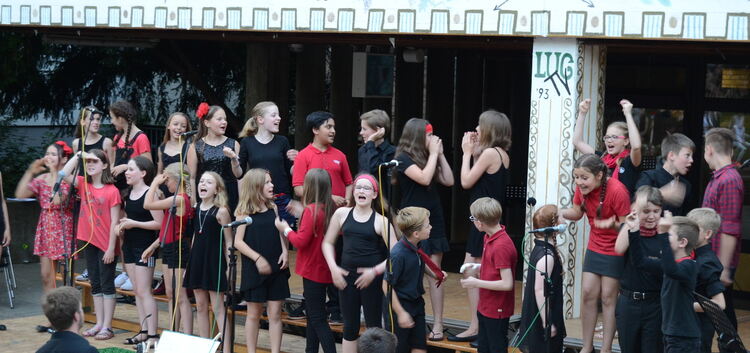 Die dieses Schuljahr neu eingerichtete Gesangsklasse 5b der Schule war beim Sommerkonzert des LUG ganz in ihrem Element. Foto: p