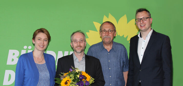 Andreas Schwarz, Fraktionsvorsitzender der Landtagsgrünen (ganz rechts), Uwe Janssen (Zweiter von rechts) und Andrea Lindlohr, L