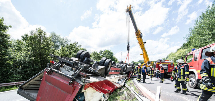 Autobahnzufahrt blockiert. Bei einem Unfall am Autobahnzubringer bei Wendlingen wurde am Freitagnachmittag gegen 14.15 Uhr ein L