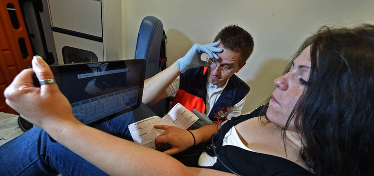 Selbst im Rettungswagen können einige Patienten nicht auf ihr Tablet verzichten.Fotos: Markus Brändli