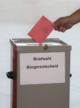WahlurneAmtlicher StimmzettelBürgerentscheid am 10. Juli 2016Limburghalle - Turn und Festhalle an der Lindach