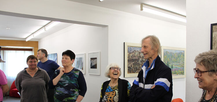 Doris Nöth führt die Mitglieder durch ihre Kunstsammlung. Wer ihr zuhört, erfährt, dass jedes Bild eine Geschichte erzählt.Foto:
