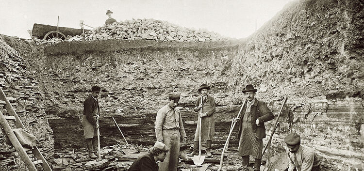 Bernhard Hauff bei der Bergung eines Eurhinosauriers aus der Gemeindegrube im Jahr 1912. Er präparierte als einer der ersten unt