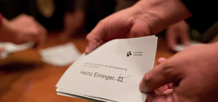 Bester Stimmung: Heinz Eininger nimmt die Glückwünsche zu einem überzeugenden Wahlergebnis entgegen.Fotos: Carsten Riedl