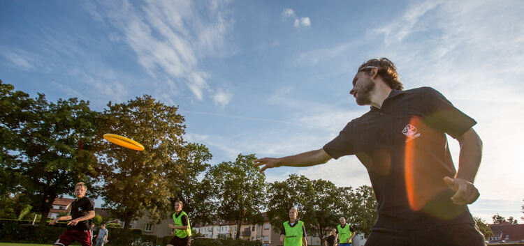 Training auf der Kirchheimer Klosterwiese: Die Ultimate-Frisbee-Gruppe des SVL trifft sich einmal pro Woche am Mittwochabend.Fot