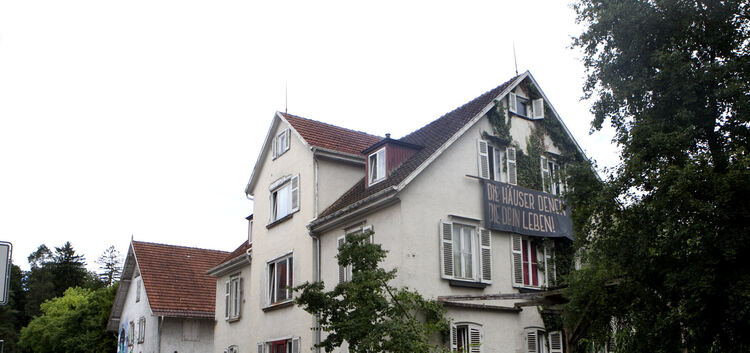 Die Stadt Nürtingen möchte die Villa in der Galgenbergstraße gerne räumen. Foto: Jürgen Holzwarth