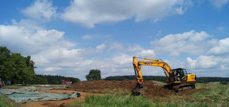Die Ausgrabungen am Burrenhof haben begonnen. Foto: Mona Scherer